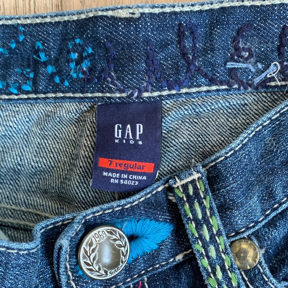 GAP Dark Wash Flare Jeans with Colorful Embroidery Size 7 Regular - Picture 2 of 11